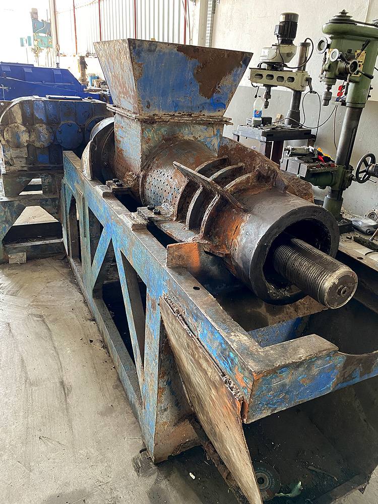 Revizyon Öncesi 2.el Plastik Sıkma Makinası -1